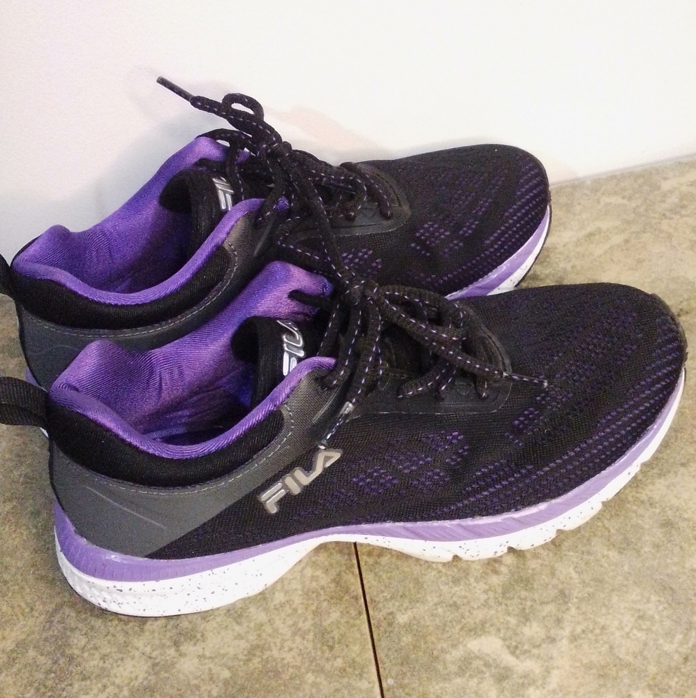 Fila Womens Memory Foam Outreach Athletic Shoe Black/Purple